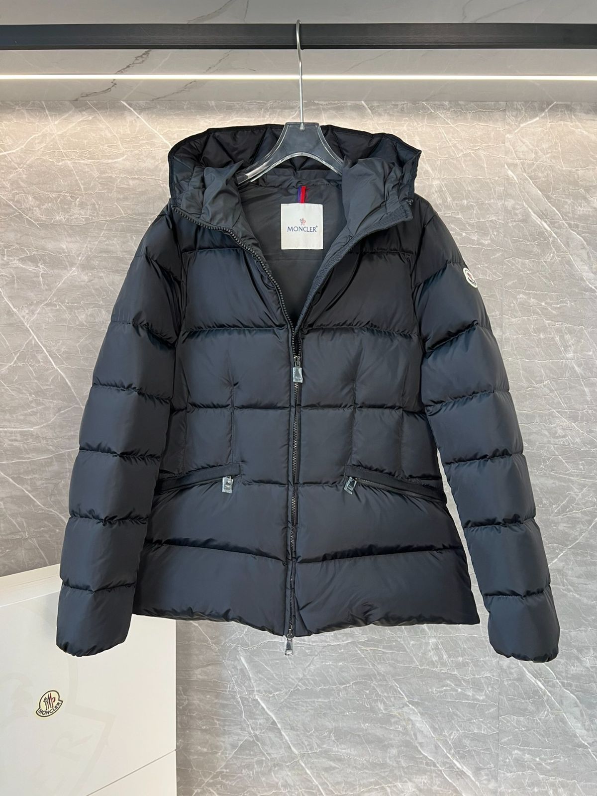 MONCLERモンクレール 黑 avoceショートレディース｜本日限定特価