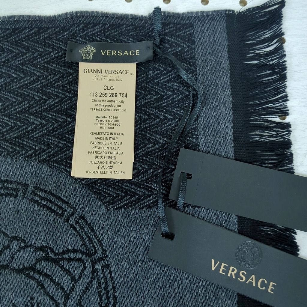 ジャンニヴェルサーチ GIANNIVERSACE メドゥーサウールマフラー 楽天市場】ジャンニ ヴェルサーチ マフラー ブラック グレー