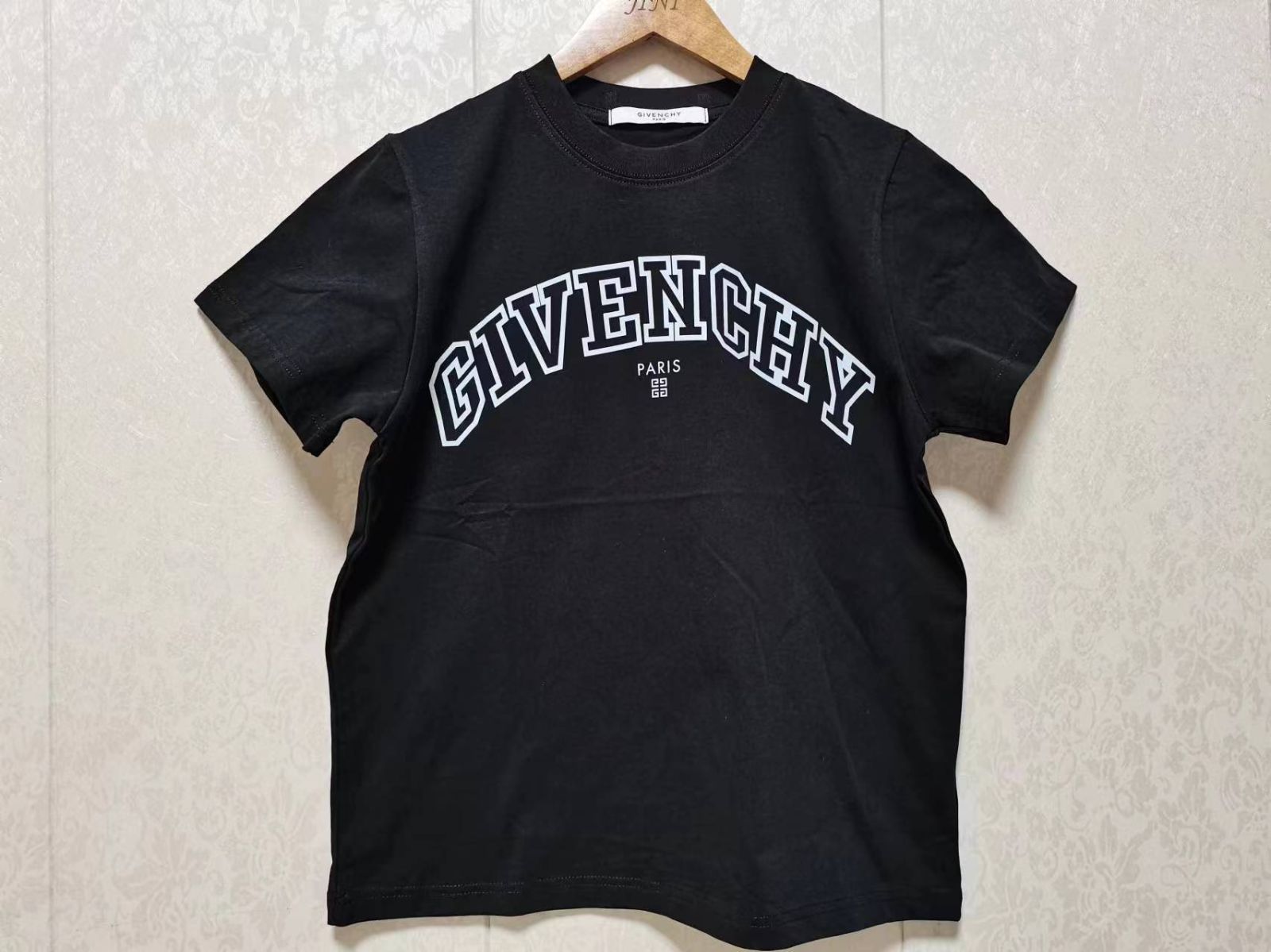 GIVENCHY  ジバンシーTシャツ  M