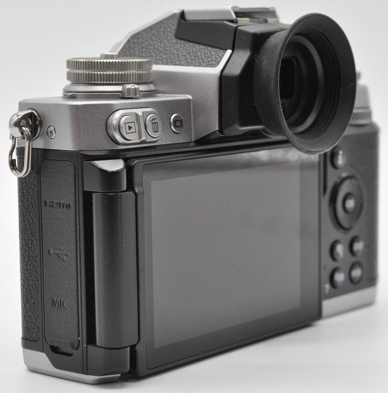 極上美品!!＞ Nikon ニコン Zfc ボディ シルバー ※ショット数