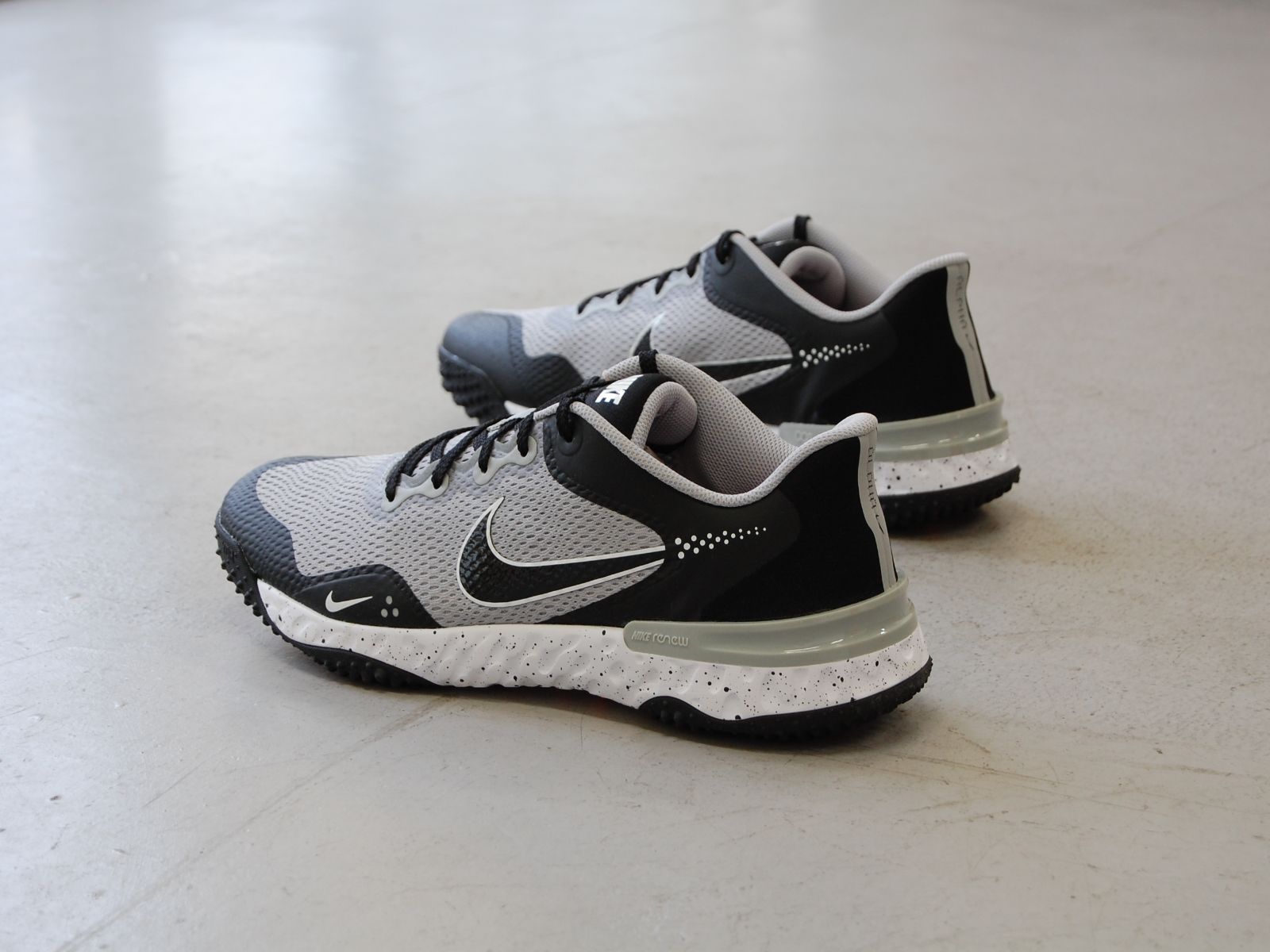 NIKE Alpha Huarache Elite 3 Turf Light Smoke Grey/Black/White