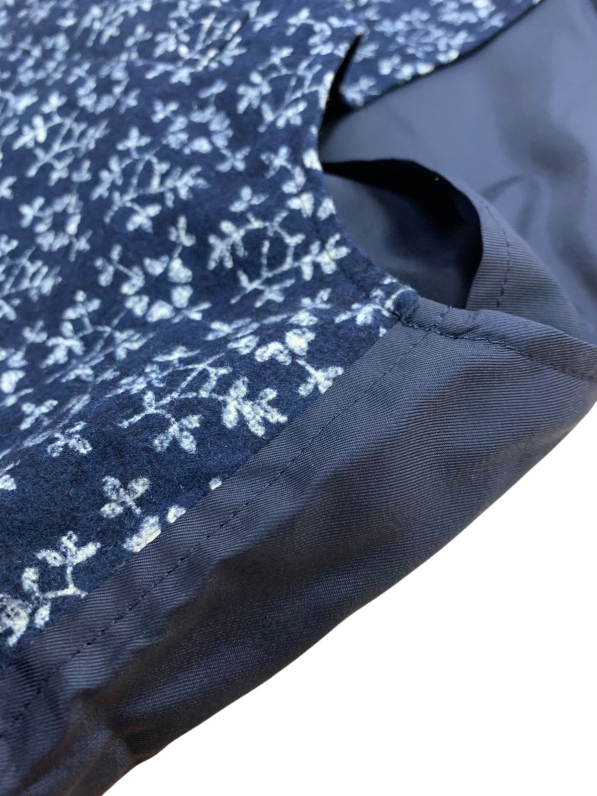 COMME des GARCONS - コムデギャルソン robe de chambre RV-080070 ジレ ネイビー 小花柄 フェルト生地 ITYMSL8WFK3K コムデギャルソン robe de chambre RV-080070 ジレ ネイビー 小花柄