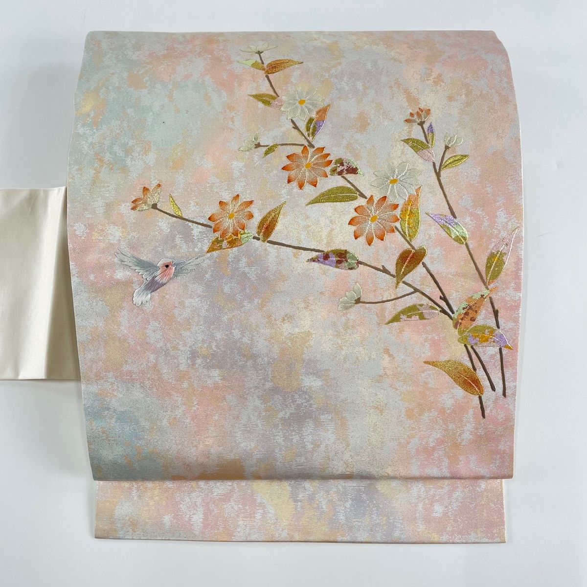 【名古屋帯】草花に鳥模様 刺繍　正絹　カジュアル　金彩　箔　白　アンティーク 名古屋帯】草花に鳥模様 刺繍 正絹 カジュアル 金彩 箔 白