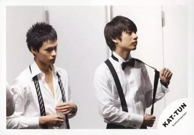 KAT-TUN 上田竜也 中丸雄一 サイン ジャニショ 写真 フォト 中古】生写真(ジャニーズ) KAT-TUN/上田竜也・中丸雄一/横型・シャツ白