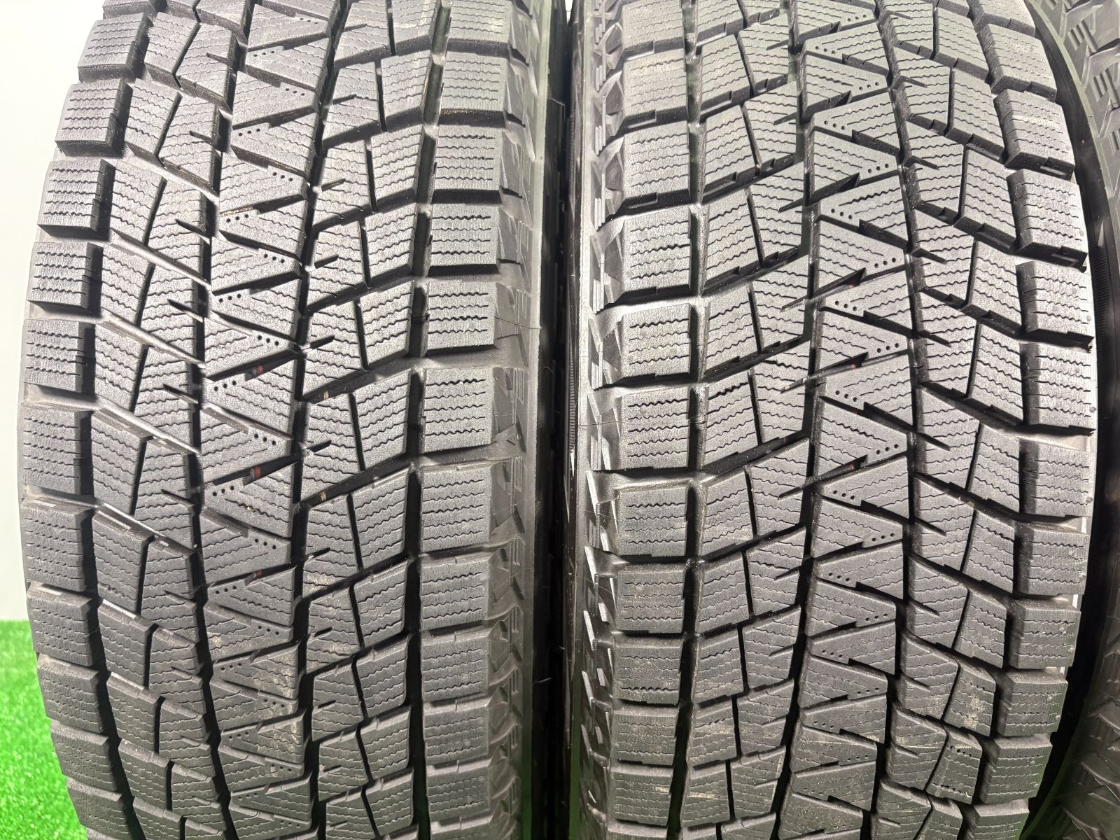 215 65R16 ブリヂストン DM-V1 製 4本 冬タイヤ スタッドレス TA636