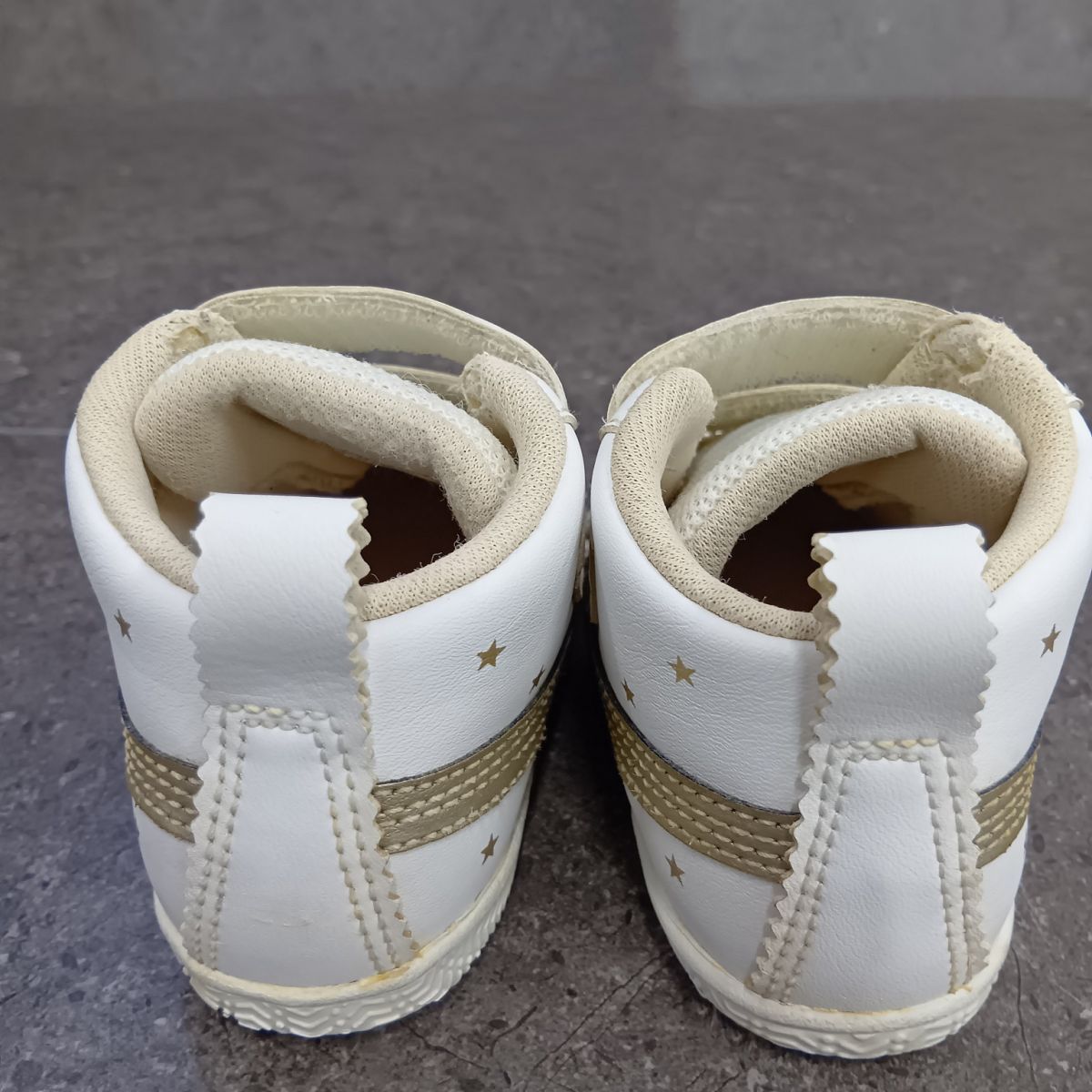 サイモンアルカンタラ　ホワイトゴールド ASICS アシックス アミュレファースト SL スニーカー WHITE
