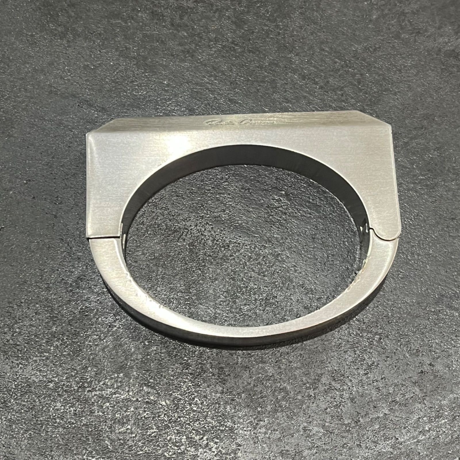 【RICK OWENS】Beveled ロゴ バングル ブレスレット 参考上代95700円 Rick Owens BEVELED BANGLE ベベルドバングル