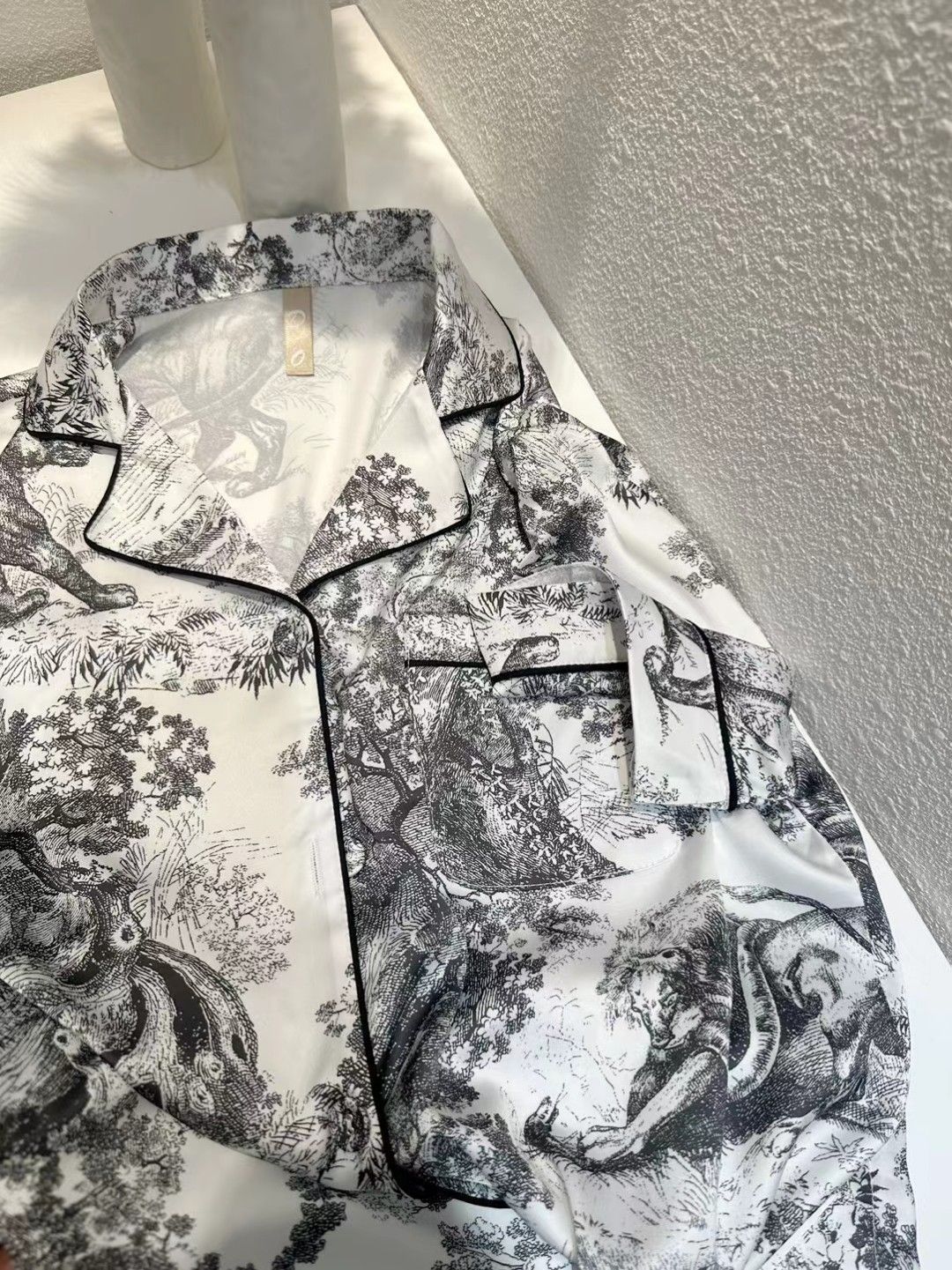 Diorルームウェア これは DIOR（ディオール）の女用パジャマで、家居服としても