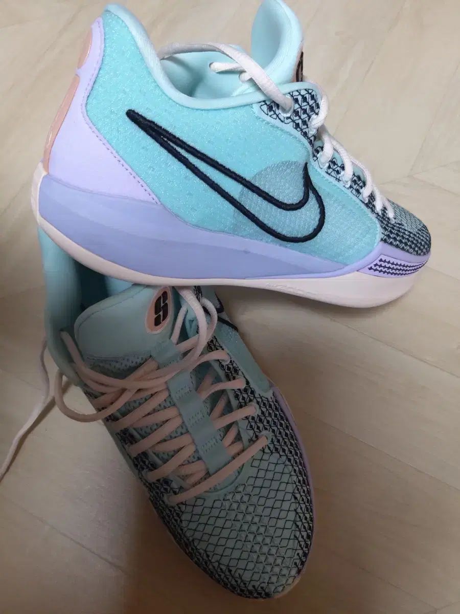 N NIKE