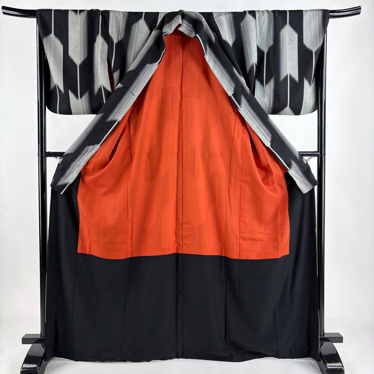 小紋 身丈168.5cm 裄丈68cm L 袷 洗える着物 矢羽根 桜 黒 化繊 美品