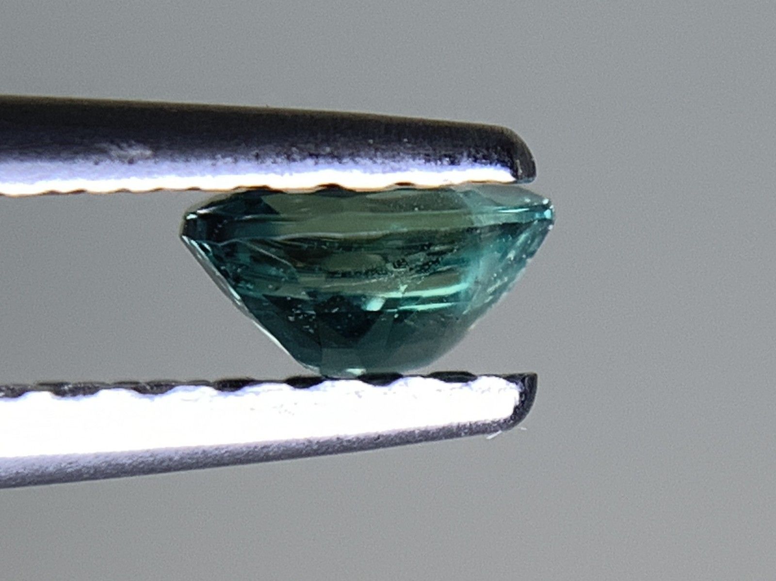 アレキサンドライト 0.256ct 中央宝石ソーティング付き 4.54㎜×3.27  