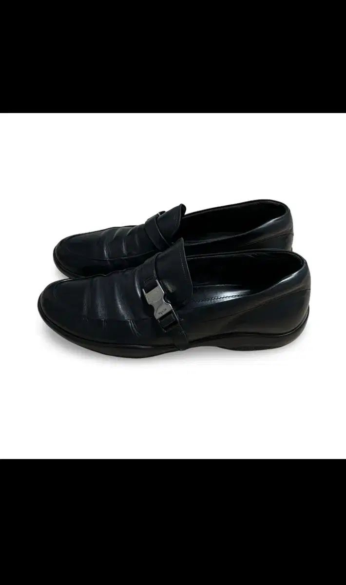 プラダ スポーツ バックル ローファー