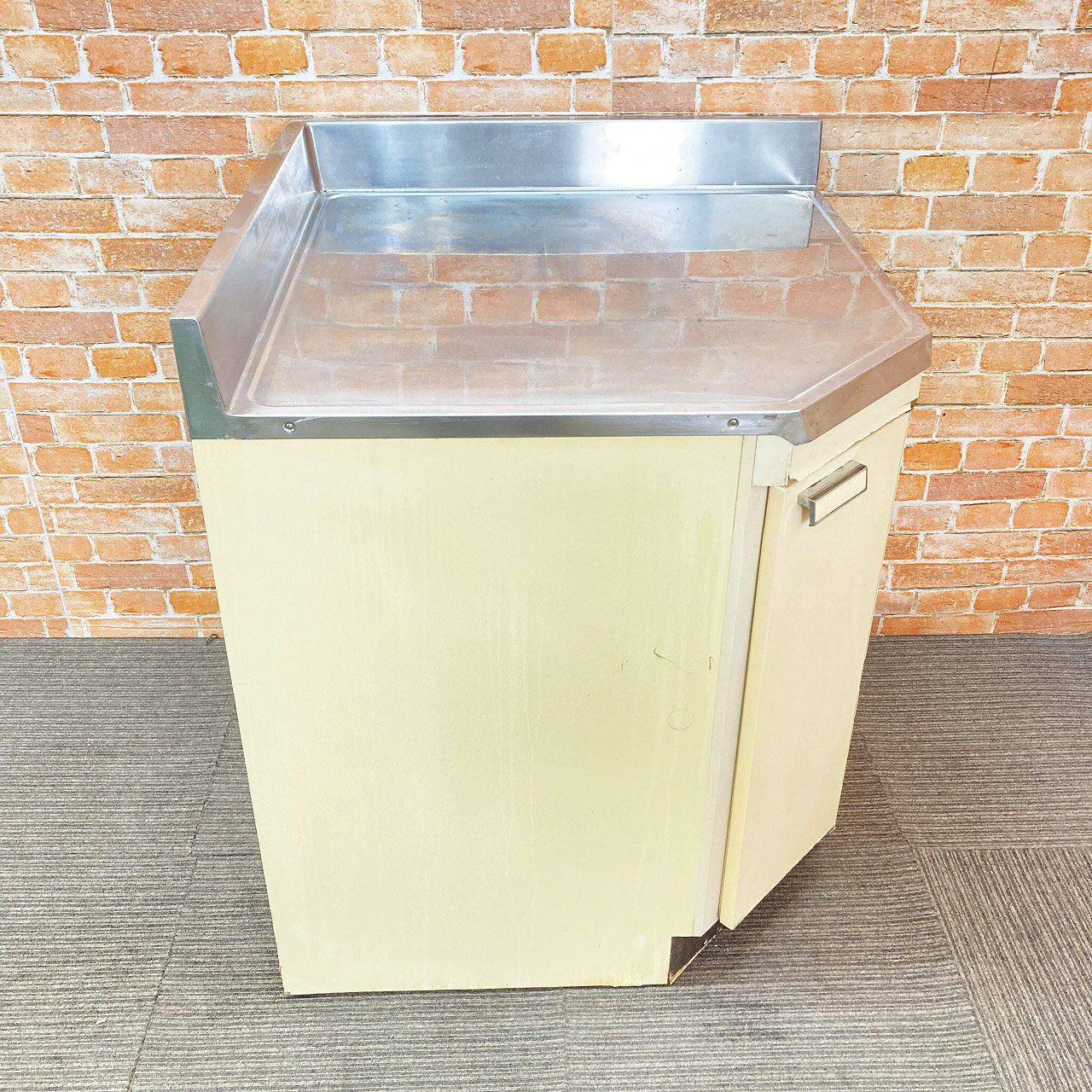 コーナーキャビネット