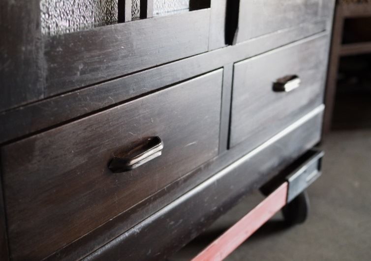 ダイヤガラスの昭和レトロキャビネット