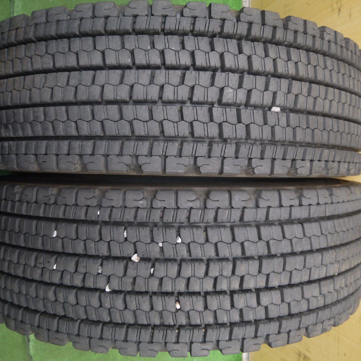 バリ溝 22年 バリ溝 22年 9分 トラック タイヤ 265|70R19.5 140|138J スタッドレス ブリヂストン W900 19.5インチ 3052910クスタ