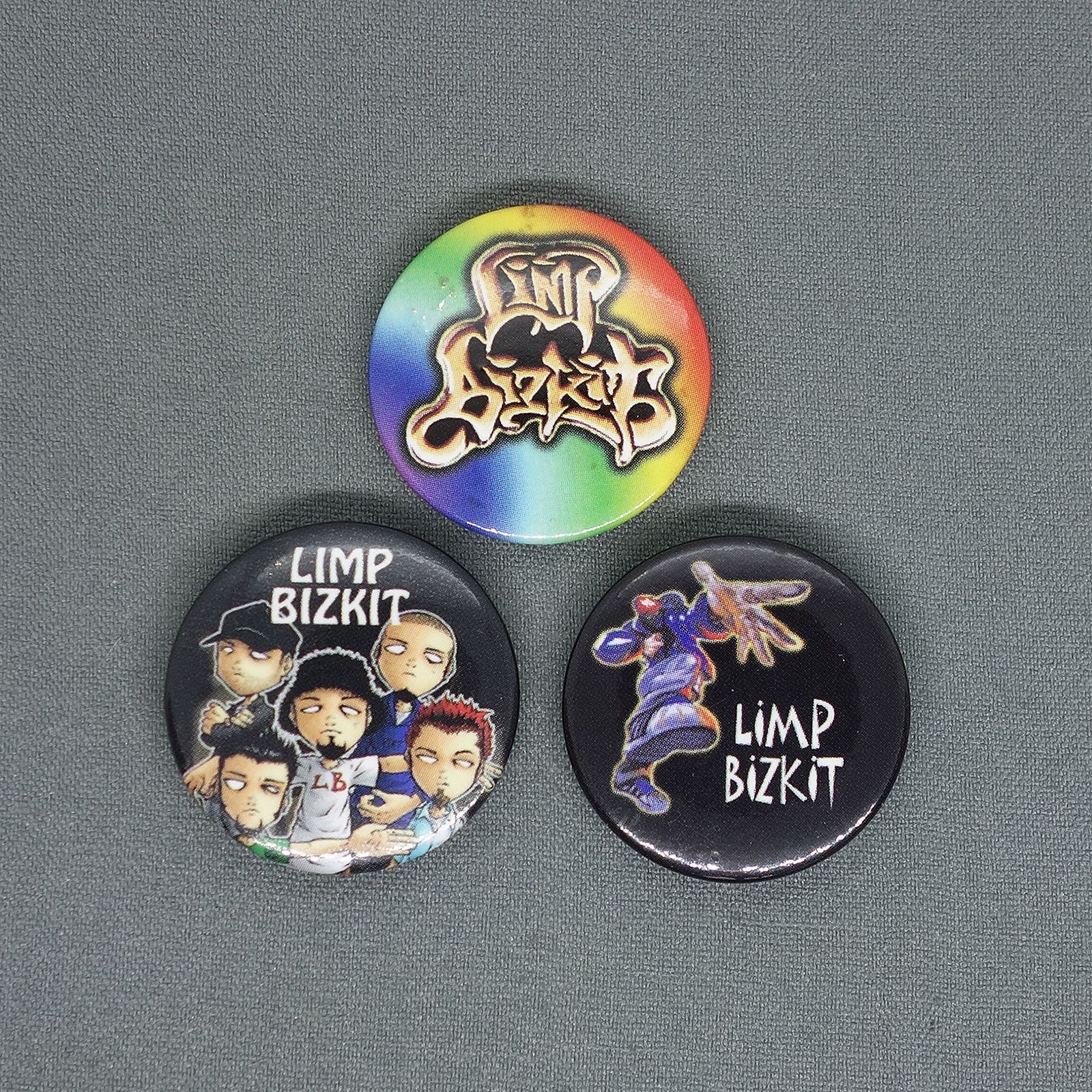 ピンズ・ピンバッジ・缶バッジ CALEB 2 STAMP and QUICKSAND ピンバッジ(ピンズ) 22mm正方形 | 缶バッジ製作屋