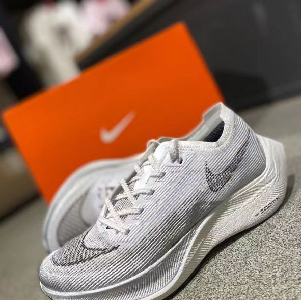 新品 未使用 ナイキズームX ヴェイパーフライ ネクスト％ 2ホワイト/シルバー Zoom X Vaporfly NEXT% 2 - メルカリ