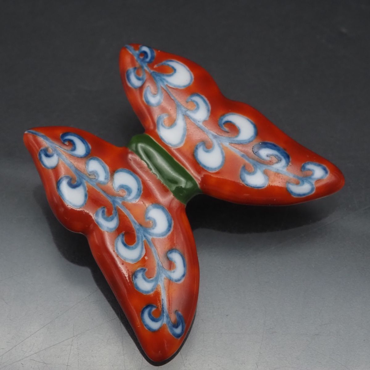 G170 作家物 在銘 帯留め 蝶 バタフライ 陶器 デザイン 和装小物