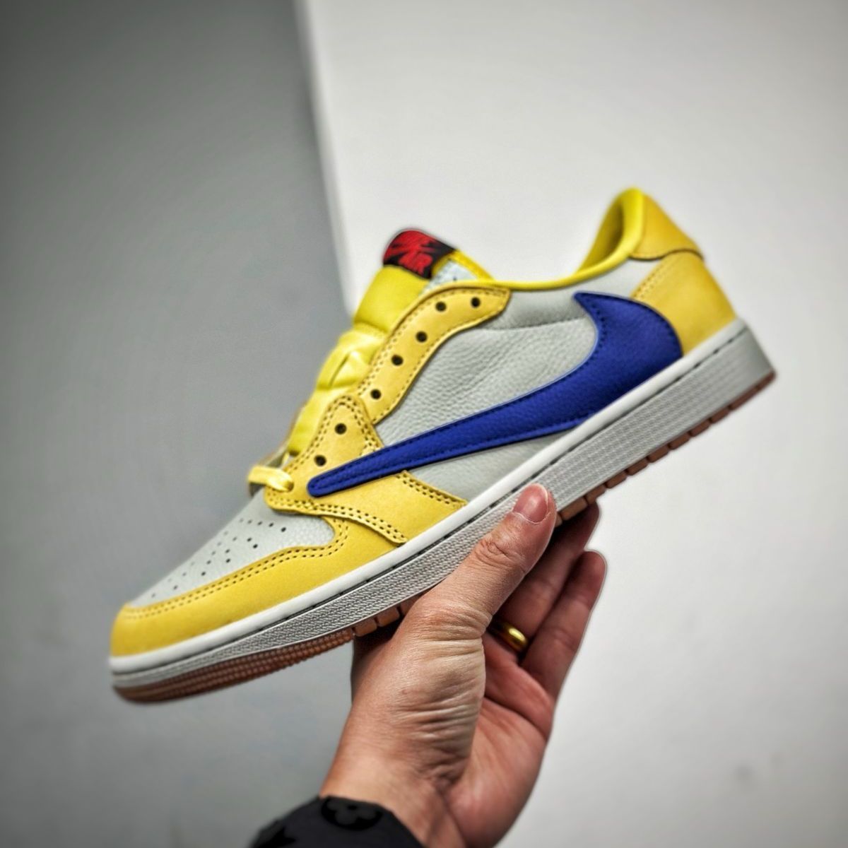 ナイキ スニーカー Travis Scott x NIKE Air Jordan 1 Low OG Canary Yellow ジョーダン バスケットボールシューズ