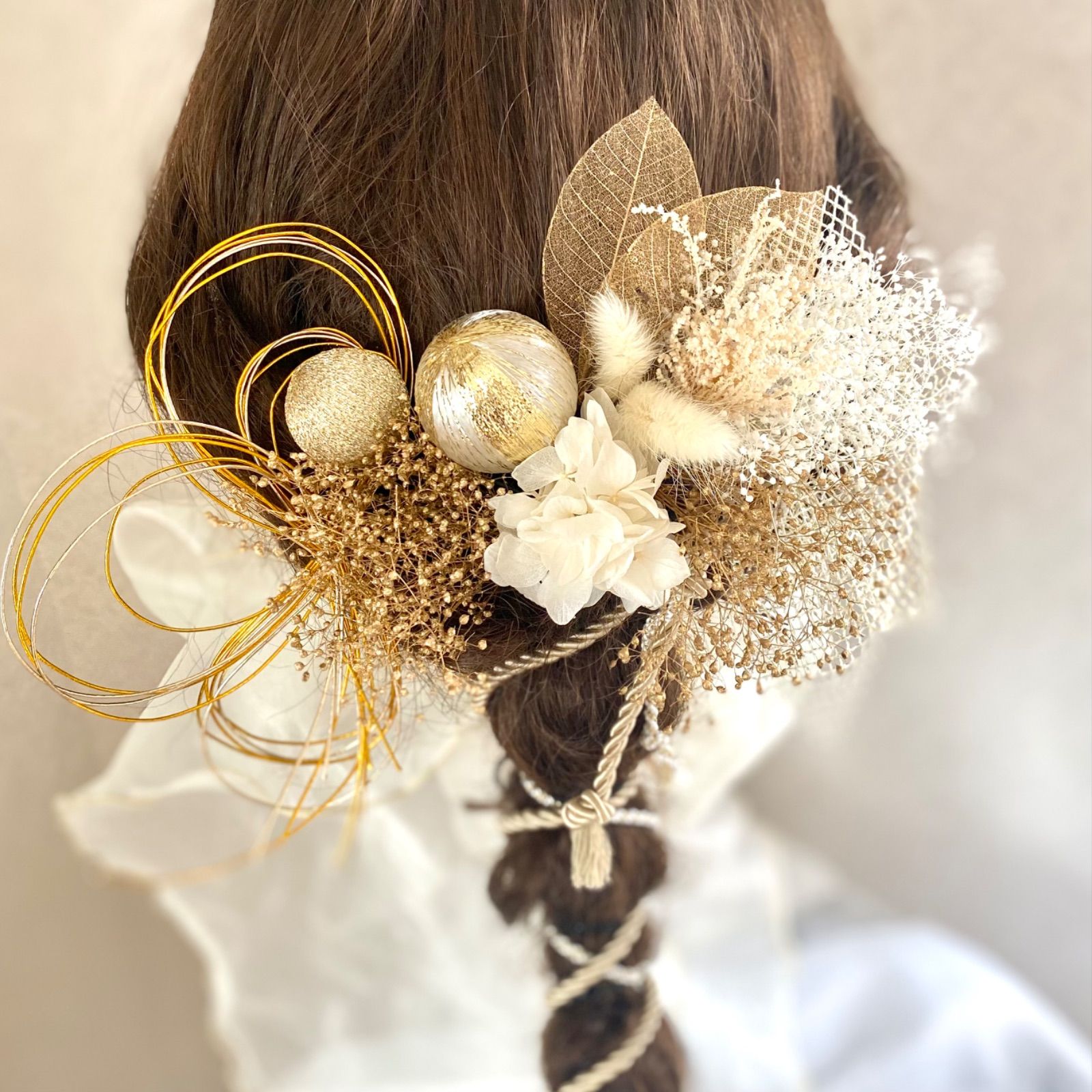 白と金のドライフラワー髪飾り 飾り紐 金箔 水引付き 成人式 振袖 袴 