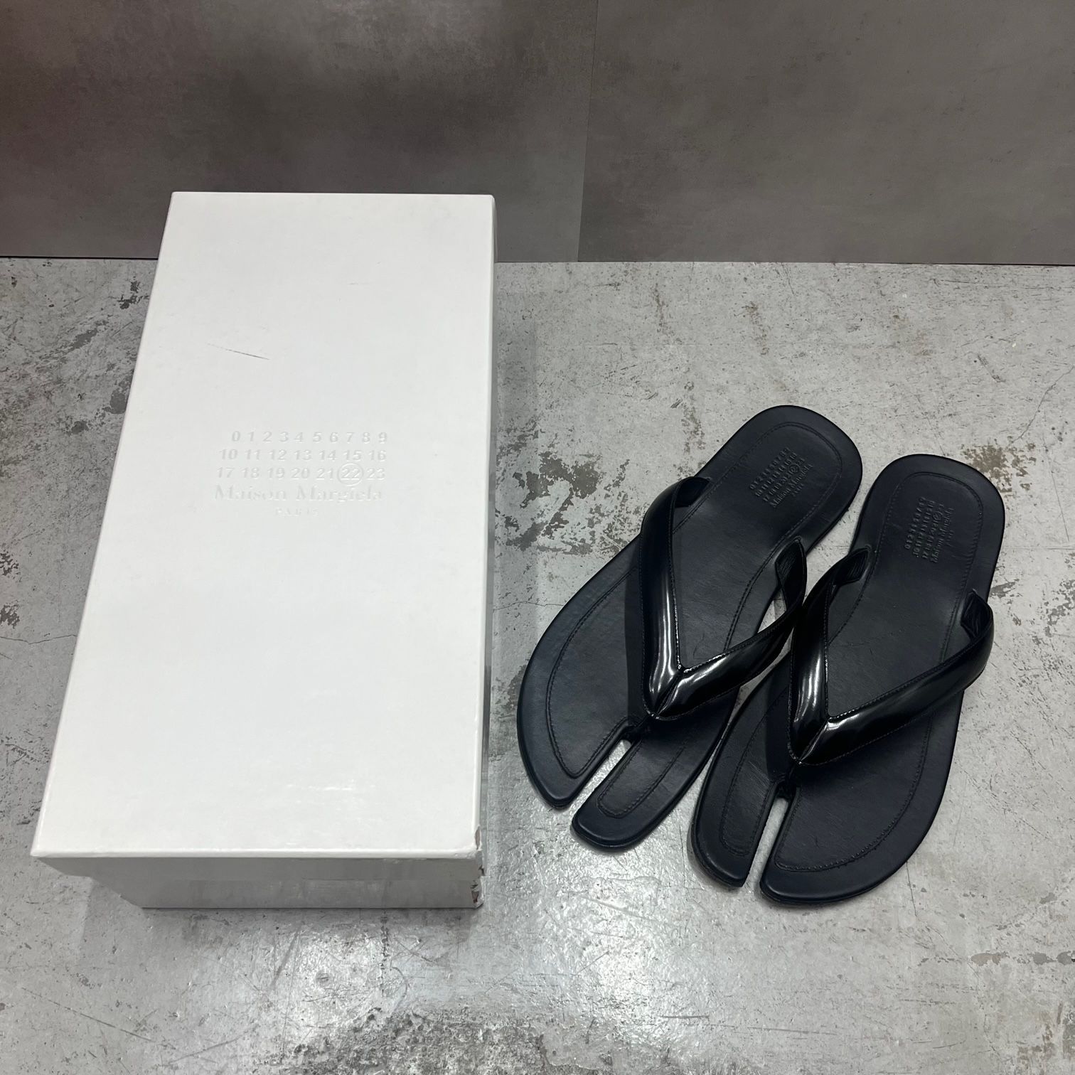 【Maison Margiela】足袋レザーサンダル Maison Margiela マルジェラ限定グレーTabi 足袋 サンダル