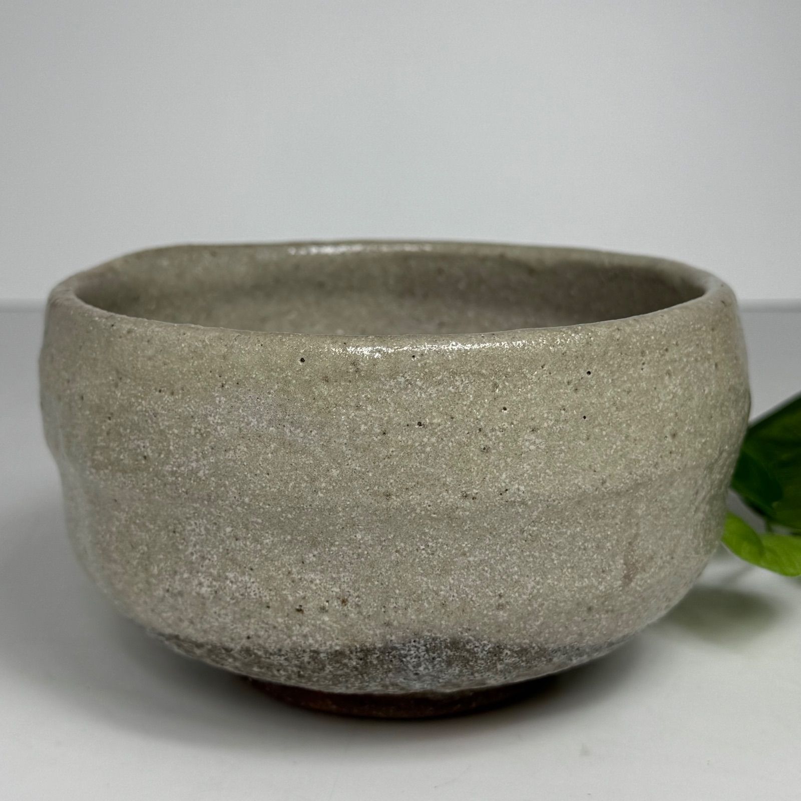 Ｎ５５７　茶碗　『吉備窯　水川陶影造』『草文』　抹茶碗　共箱　茶道具 N557 茶碗 『吉備窯 水川陶影造』『草文』 抹茶碗 共箱