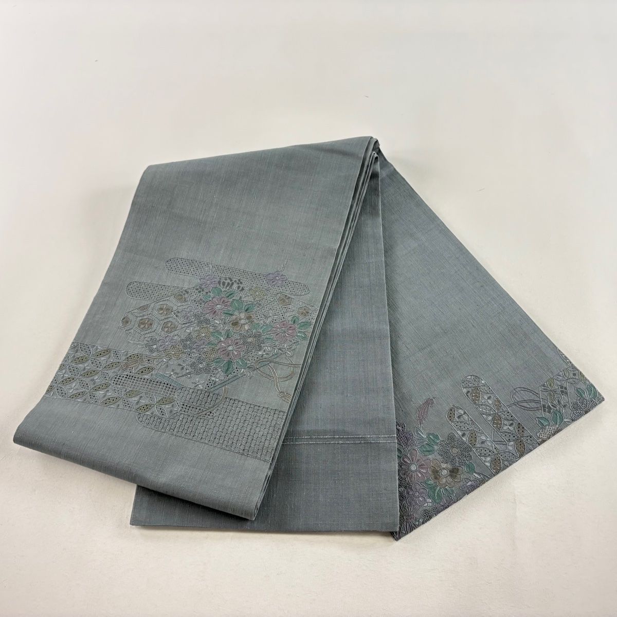 袋帯 秀品 紬地 文箱 草花 刺繍 青灰色 お太鼓柄 正絹 【中古 袋帯 秀品 紬地 文箱 草花 刺繍 青灰色 お太鼓柄 正絹 【中古