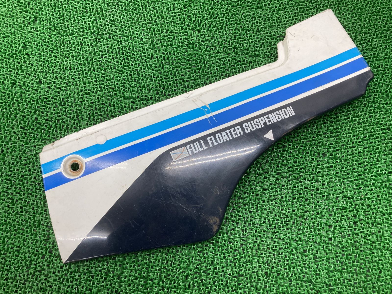 GSX-R400 サイドカバー 右 白/黒 04A スズキ 純正 中古 バイク 部品 