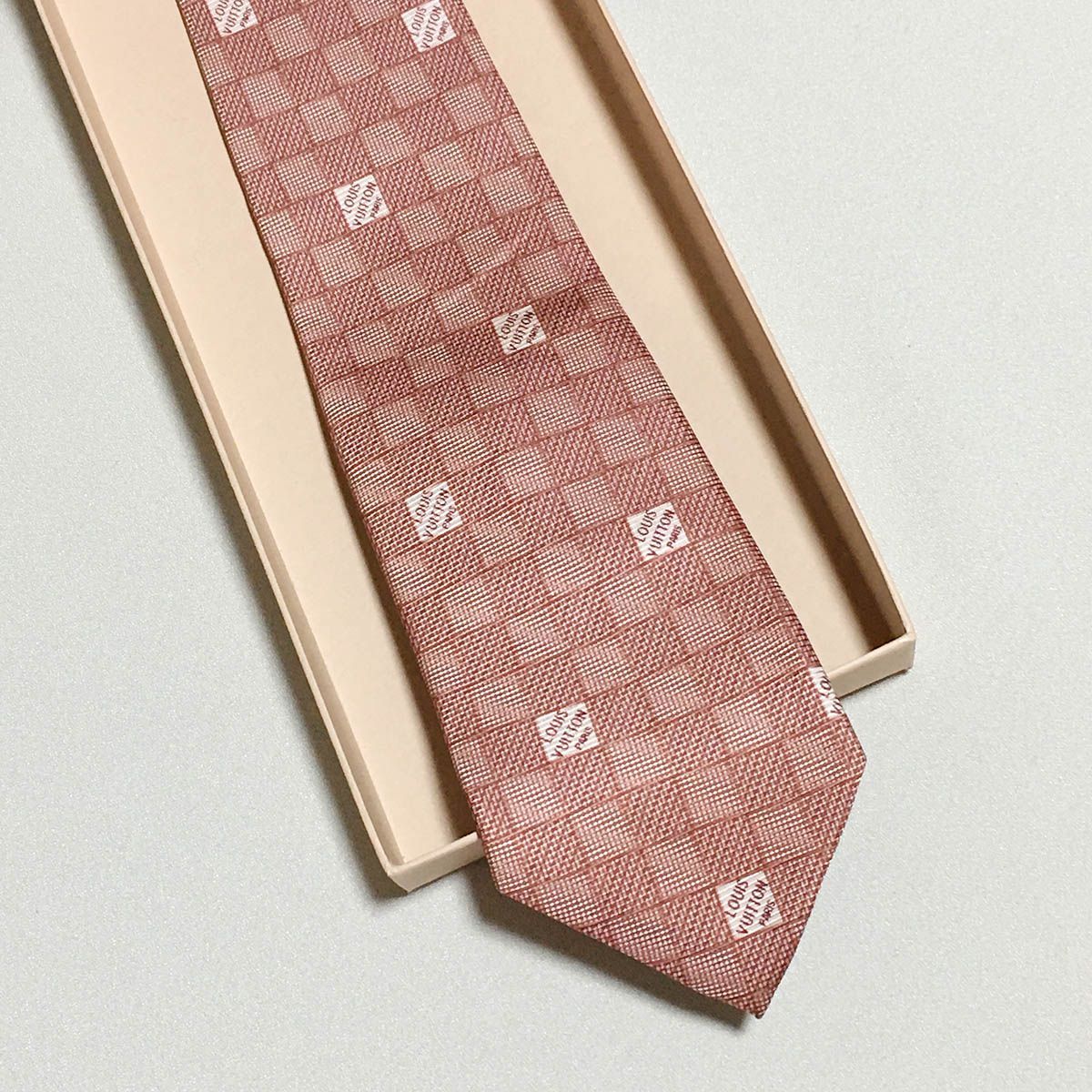 ダミエ 美品 LOUIS VUITTON ルイヴィトン ネクタイ シルク100% LOUIS VUITTON ルイヴィトン ネクタイ ダミエ レギュラータイ シルク