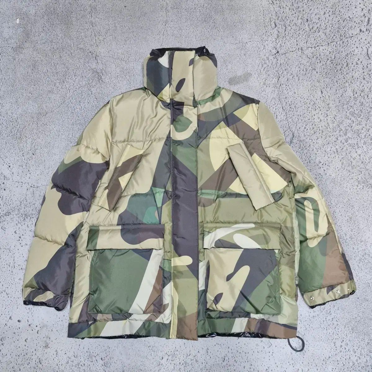 雷市場（ポンジャン）商品韓国直送】 21 FW SACAI(サカイ) X カウズ 迷彩 ダウン ジャケット 2 サイズ - メルカリ