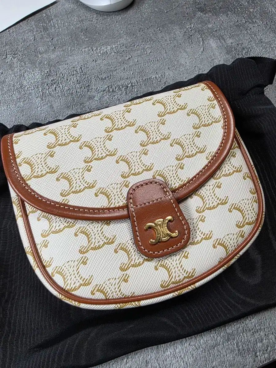 Celine セリーヌ ミニ ヴェルサーチェ トリオンフ キャンバス クリームカラー