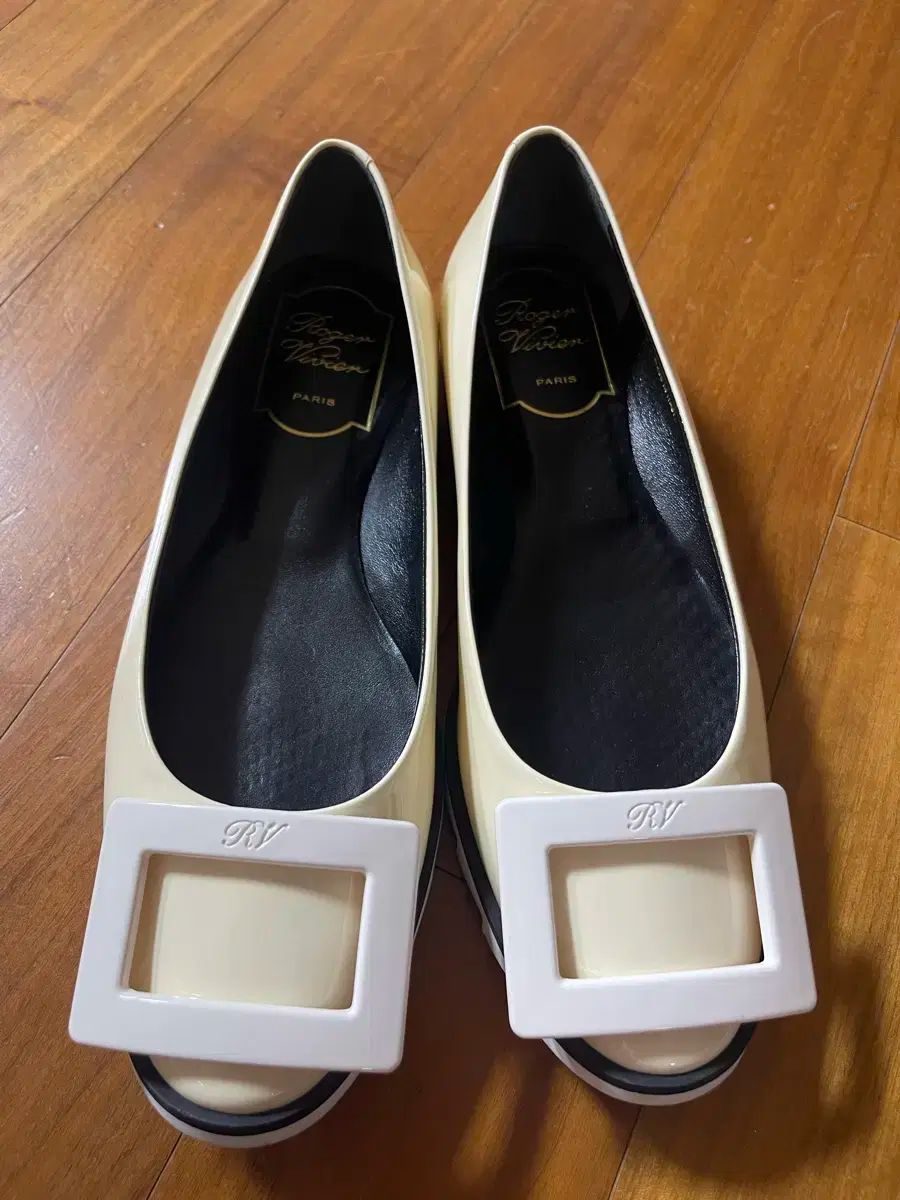 超低 Roger Vivier ロジェ ヴィヴィエ エナメルフラットシューズ
