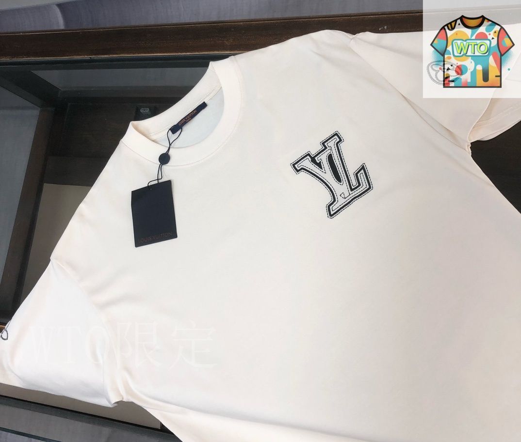 【快適な着心地】LOUIS VUITTON★Short-Sleeved Tシャツ 今日特価】Louis Vuitton / ルイ・ヴィトン 25SS 全幅ロゴ刺繍