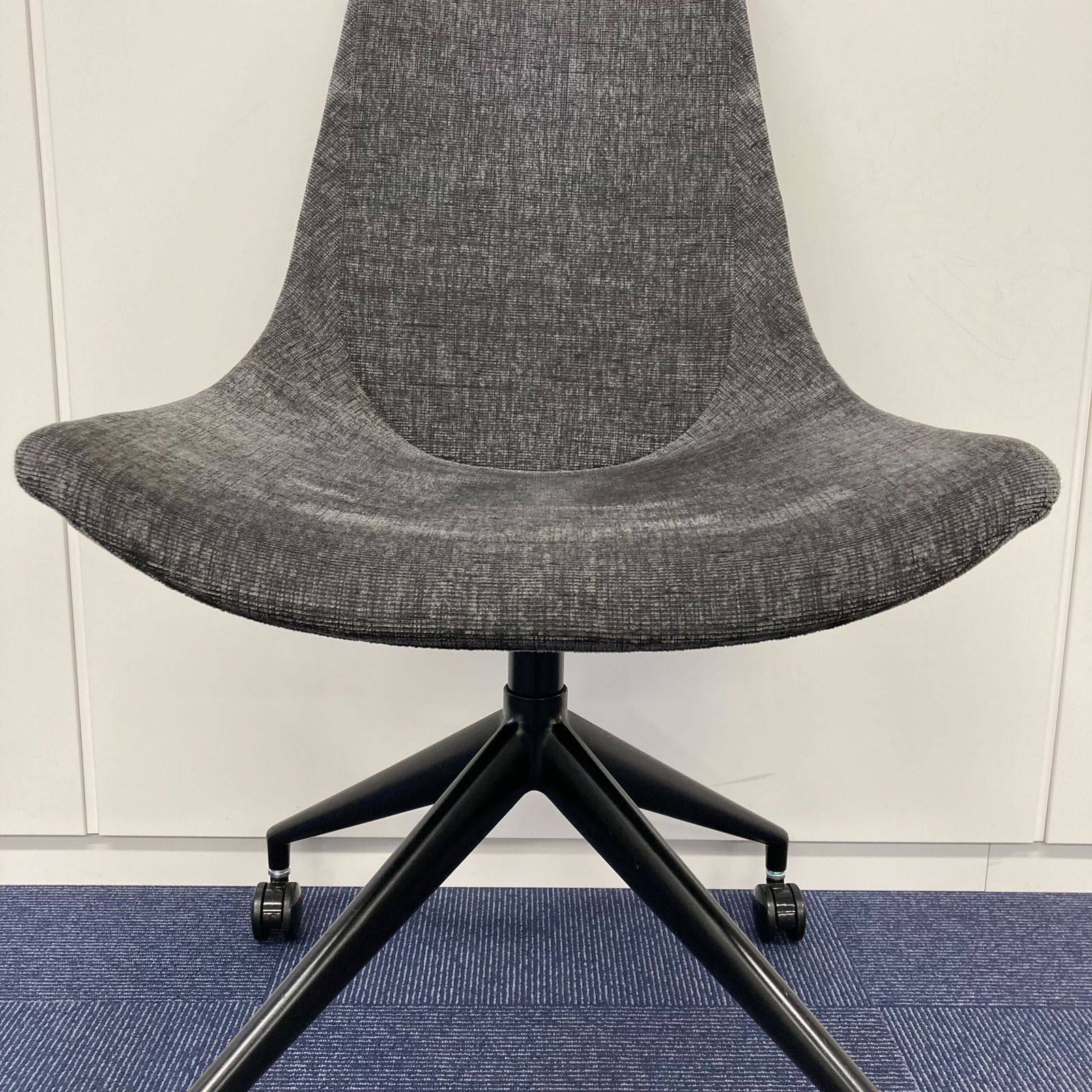 【中古 S(美品)】EMA(エマ) ミーティングチェア / グレー系 中古 S(美品)】EMA(エマ) ミーティングチェア / グレー系