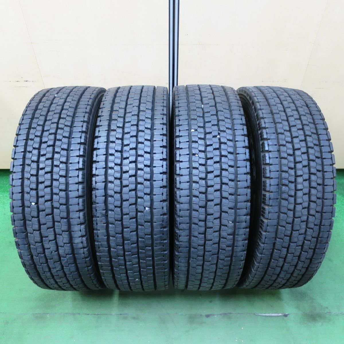 [送料無料] バリ溝！23年！ほぼ10分トラック タイヤ 245/70R19.5 136/134J スタッドレス ブリヂストン W999 19.5インチ4102001イスタ
