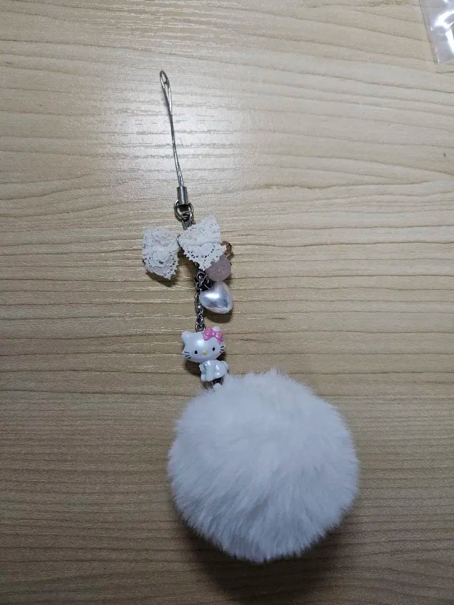 【雷市場（ポンジャン）商品韓国直送】 チャミ hello kitty(ハローキティ) ストラップ
