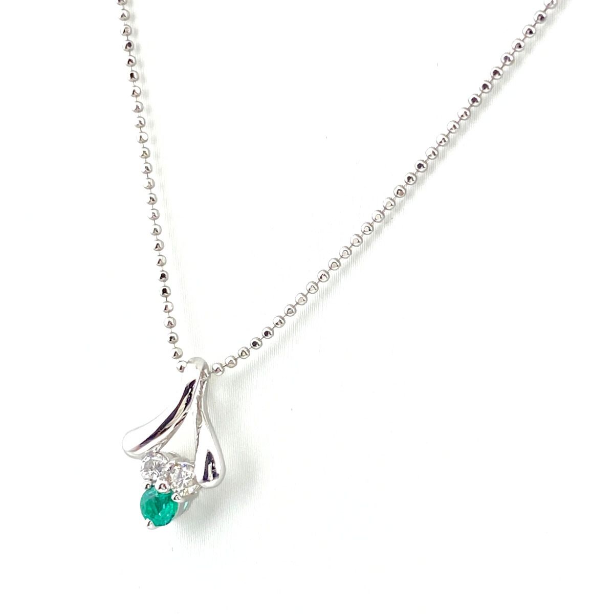エメラルド デザインペンダントトップ プラチナ メレダイヤ