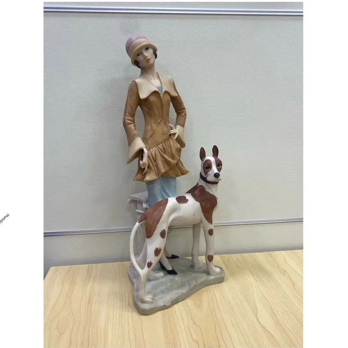 リヤドロ　女性と犬の陶器フィギュア LLADRO リヤドロ 置物 犬と散歩 女性 陶器 リアドロ フィギュア