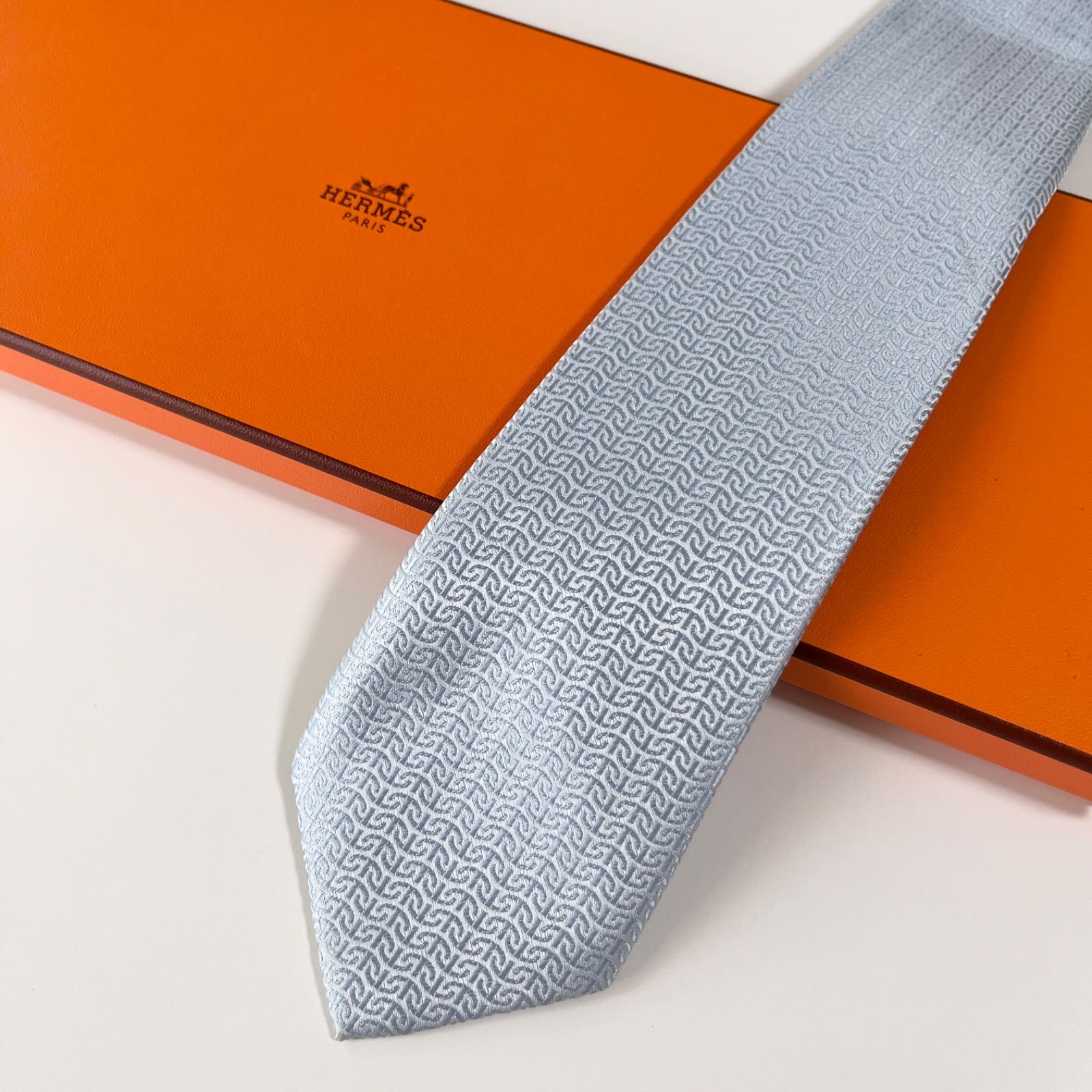 美品 HERMES エルメス ネクタイ シルク100% スカイブルー 総柄 美品 HERMES エルメス ネクタイ シルク100% スカイブルー 総柄