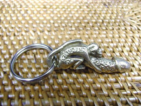 タイのお守り！ペニスとサルの真鍮製キーホルダー/エスニック/アジアン雑貨