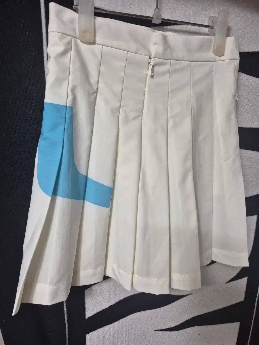 ☆新品☆J. LINDEBERG 幾何学模様 ゴルフスカート レディースウェア ジェイリンドバーグ(J.LINDEBERG) 柄スカート | レディース