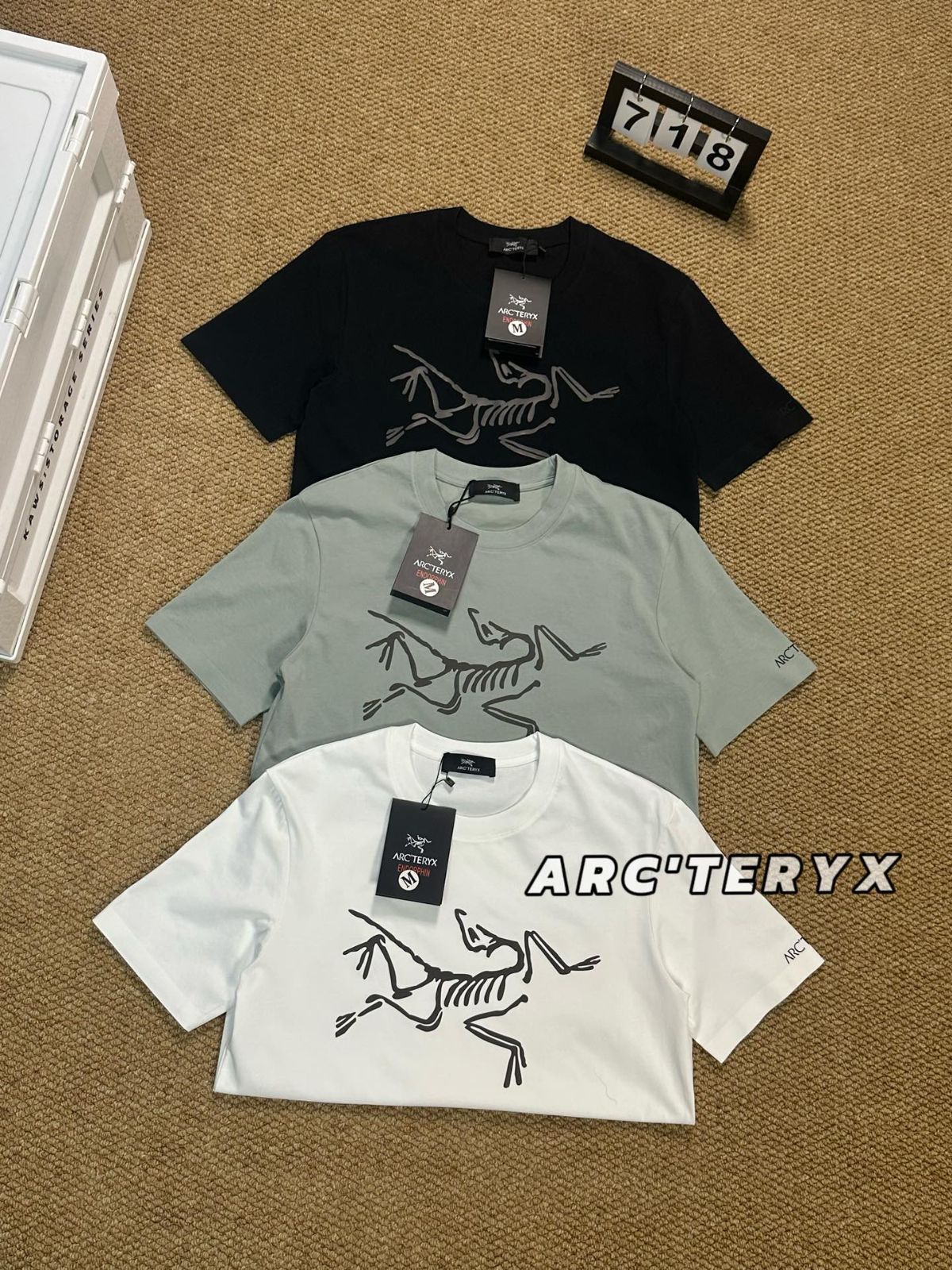 ARC'TERYX（アークテリクス）の夏季新作、大きな前面ロゴがプリントされた短袖Tシャツです。