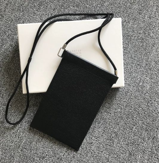新品未使用 Maison Margela スマホショルダーバッグ - メルカリ