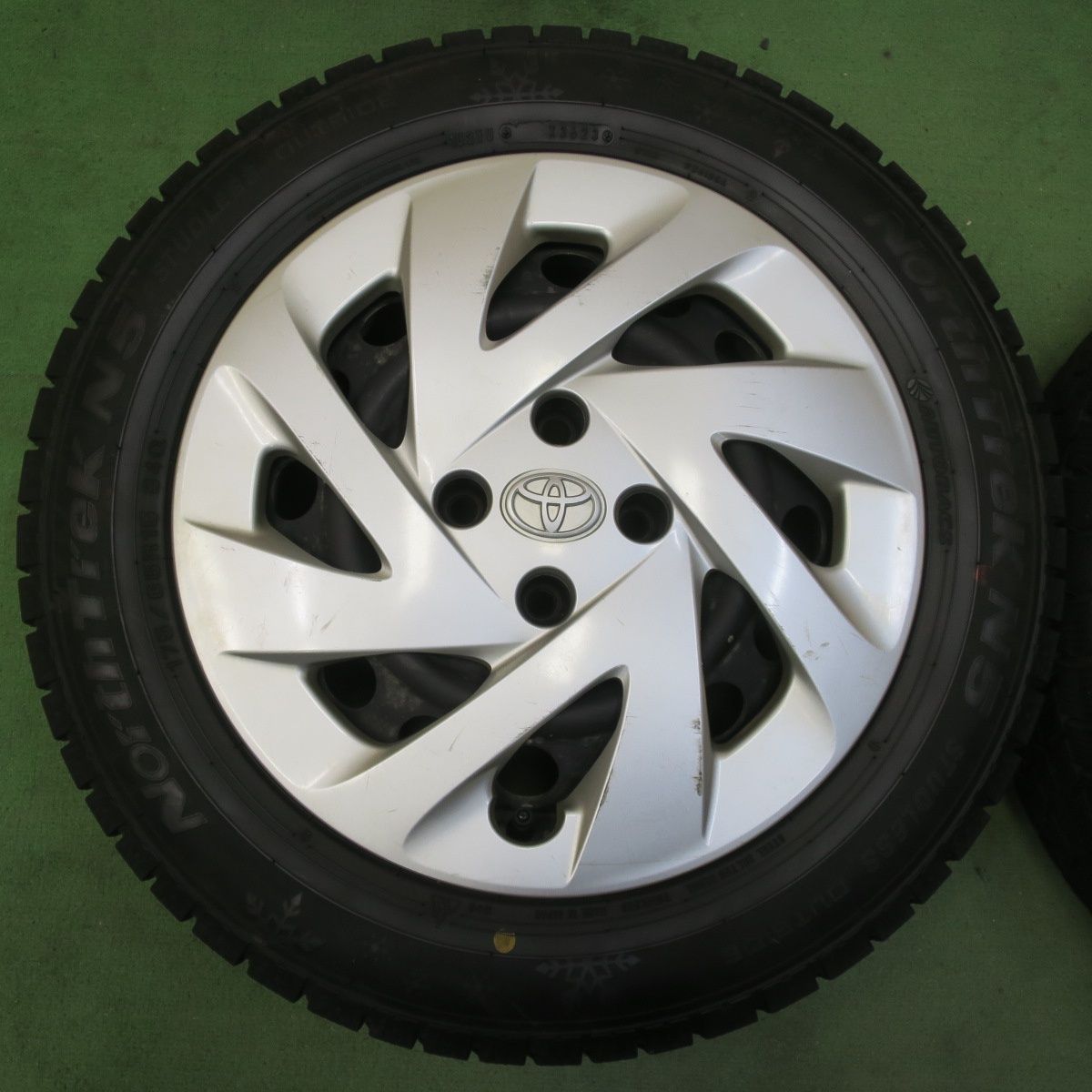 バリ溝！23年！ほぼ10分☆トヨタ アクア 純正 スチール 175/65R15 