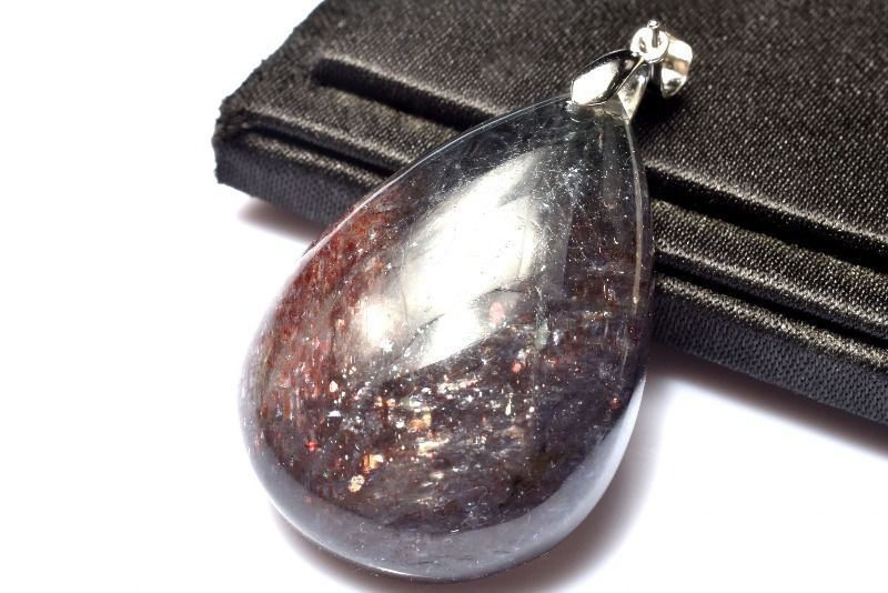 １点物 シルバー925 ブラッドショット内包 アイオライトサンストーン 36x25mm ドロップ ペンダントトップ パワーストーン 天然石 _PC6510 NEXPOTALLINN_EU