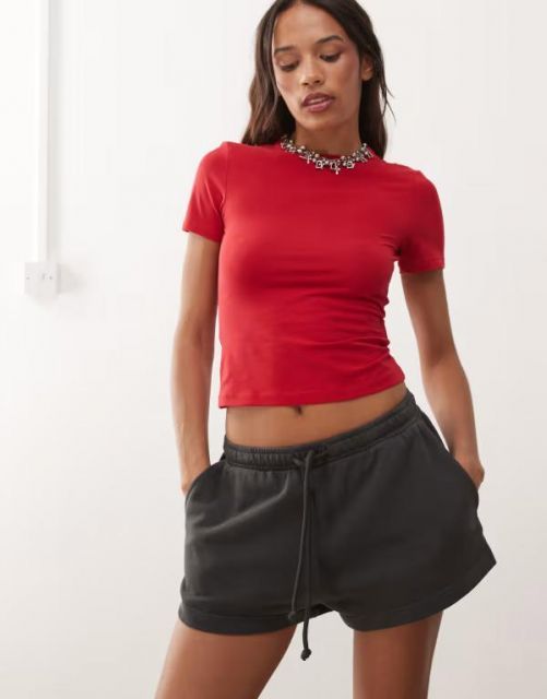 【送料無料】 ウィークデイ レディース ハーフパンツ・ショーツ ボトムス Weekday terry sweat shorts in off-black Off-black