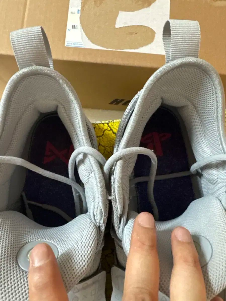 285 NIKE