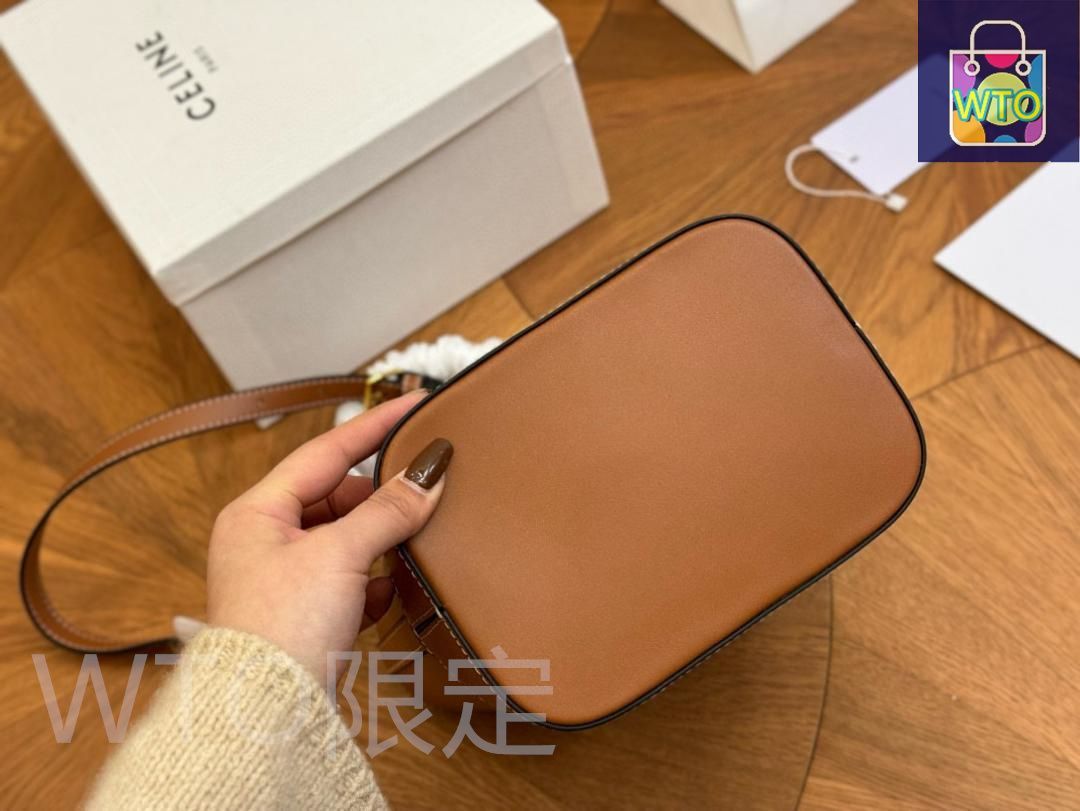 【合わせやすい♪】CELINE スモール バケットバッグ キュイル ☆国内発送☆】CELINE スモール バケット キュイル トリオンフ