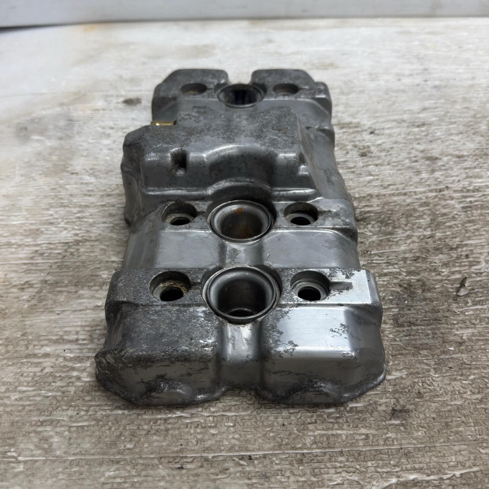 シリンダーヘッドカバー