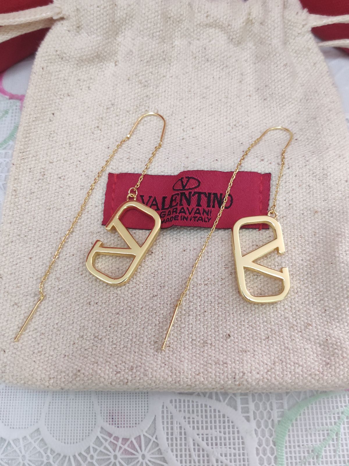 ヴァレンティノ✨VALENTINO ピアス 金色 Vロゴシグネチャーピアス 